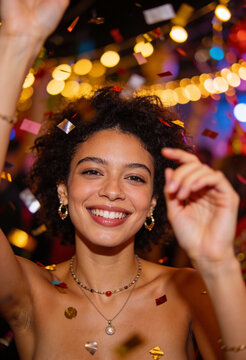 Portrait einer jungen Frau beim Tanzen auf einer Party