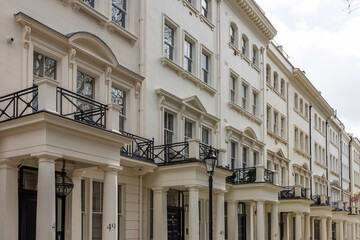 Obraz premium Luxury White Townhouses in London Residential Neighborhood