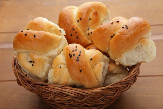 buns in basket