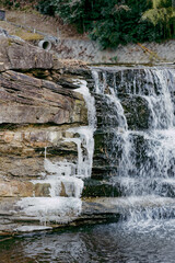 端が氷瀑になっている滝