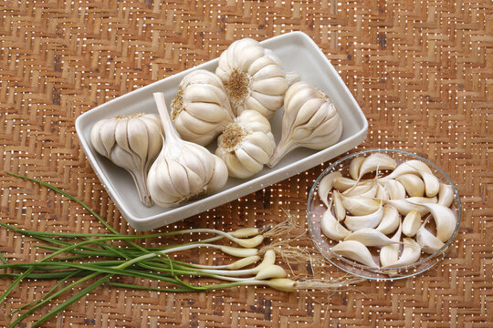 garlic in a plate