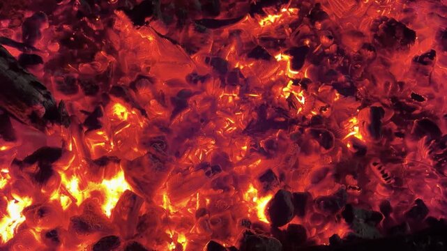 松明に灯る力強い炎　お焚き上げの現場で感じる原初的なほのお