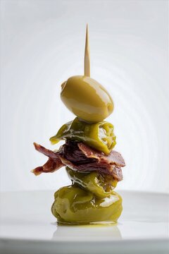 Pintxo gilda con aceitunas pimiento y jam&oacute;n serrano, Aperitivo gourmet de lujo con aceitunas y jam&oacute;n, Fondo minimalista de tapa gilda para carta de restaurante