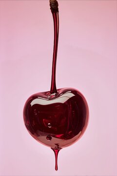 Dulce de cereza premium con brillo elegante y goteo seductor, Fondo publicitario de cereza para producto de belleza o golosina, Inspiraci&oacute;n de postre de alta gama con cereza y jarabe brillante