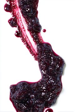 Mermelada de frutos rojos esparcida fondo blanco puro, Coulis de frutos rojos premium en blanco minimalista, Mancha de compota de ar&aacute;ndanos para art&iacute;culo de blog de comida