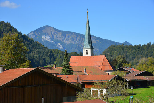 Oberw&ouml;ssen, Ortsteil von Unterw&ouml;ssen im Chiemgau mit Kirche und Blick auf die Hochplatte in den bayerischen Voralpen im Herbst