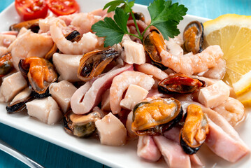 Insalata di frutti di mare misti, prodotto tipico della cucina italiana 