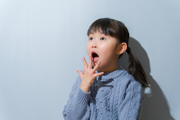 驚く子供（冬服）