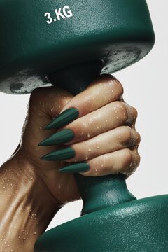 Mano con gotas de agua y u&ntilde;as verdes oscuras sujetando mancuerna 3KG, Mockup para campa&ntilde;a publicitaria de gimnasio y est&eacute;tica de u&ntilde;as, Fotograf&iacute;a editorial de fitness luxury aesthetic 