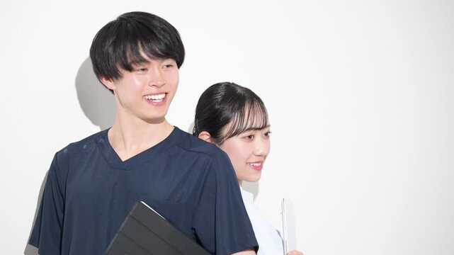 白背景で爽やかな看護師イメージの若い男女　新卒採用や転職の求人などの上半身笑顔の動画　スローモーション