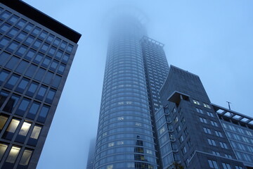 Obraz premium Hochhaus im Nebel