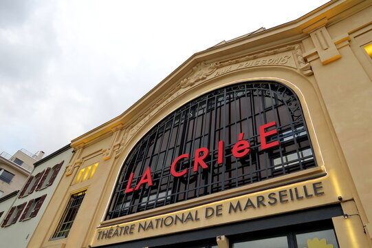 Th&eacute;&acirc;tre de La Cri&eacute;e. Fa&ccedil;ade du th&eacute;&acirc;tre de la Cri&eacute;e. Th&eacute;&acirc;tre National de Marseille. 30 Quai de Rive Neuve
13007 Marseille. Octobre 2025.