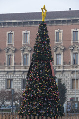 Weihnachtsbaum vor historischer Fassade in Monza, Italien