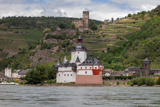 Castillo hist&oacute;rico a orillas del r&iacute;o Rin rodeado de vi&ntilde;edos y monta&ntilde;as en Alemania