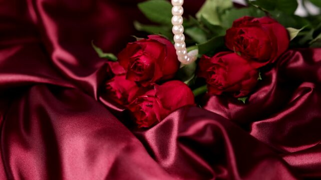 le rose con le perle che cadano lentamente