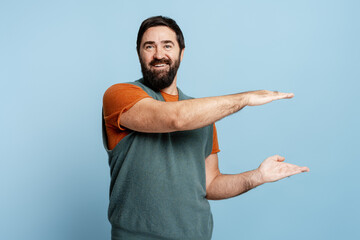 Naklejka premium Happy, smiling bearded man wearing casual clothes showing frame with hands