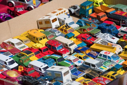 Bunte Spielzeugautos vom Flohmarkt