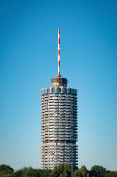 Teleaufnahme des Augsburger Hotelturms mit Sitz des Dorint Hotels von Stock 1 bis 11, Appartments und B&uuml;ros, sowie Klassik Radio im 35. Stockwerk
