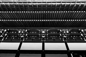 日本建築の軒裏構造を捉えたモノクロ写真