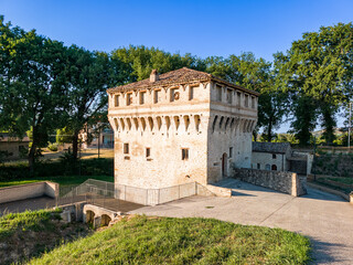 Obraz premium Fortified Mill in Montalto delle Marche on a Sunny Afternoon