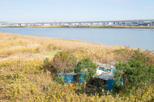 川沿いに建つホームレスの家、河原にある浮浪者のテント