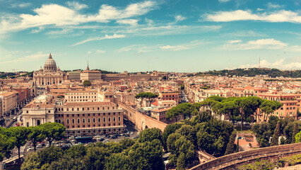 Obraz premium Panoramic view of Rome, Italy, showcasing St. Peter's Basilica and cityscape