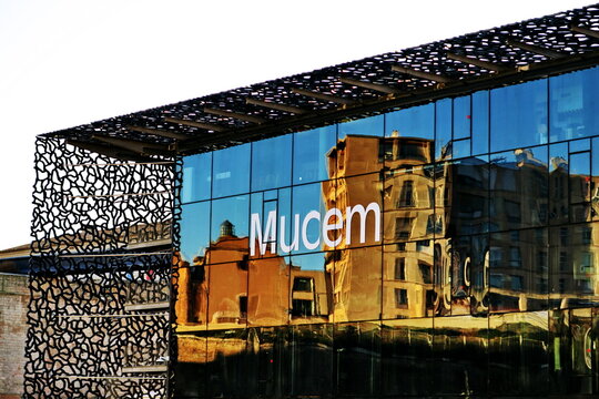 MUCEM. (Mus&eacute;e des Civilisations de l'Europe et de la M&eacute;diterran&eacute;e)  Fa&ccedil;ade vitr&eacute;e avec immeubles se refl&eacute;tant.Marseille. France. D&eacute;cembre 2025.
