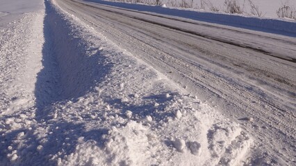 Droga wiejska pokryta warstwą śniegu © tomo81