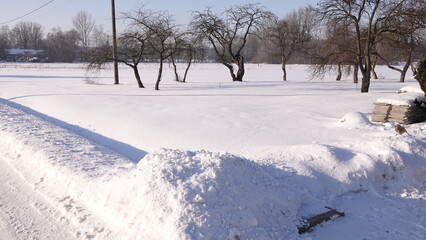 Krajobraz wiejski w okresie zimowym. Ziemia pokryta grubą warstwą śniegu. © tomo81
