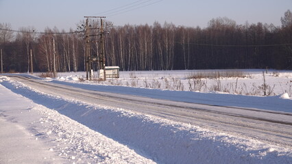 Droga wiejska pokryta warstwą śniegu