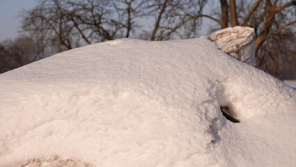 Gruba warstwa śniegu w słoneczny dzień pokrywająca budynki i drogi i pola  © tomo81