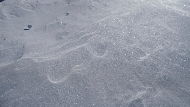 Windgeformte Schneestruktur &ndash; abstrakte Wintertextur in den Bergen