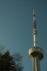 Obraz premium Moderner Sendeturm vor klarem Himmel – Telekommunikation und Technik