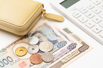 白背景に電卓とお金と財布