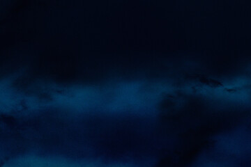 Obraz premium Deep blue and black background with fine grain. Dark, cinematic atmosphere ideal for elegant presentations, tech wallpapers, and text overlays.