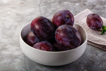 Obraz premium Ripe sweet fresh juicy plums