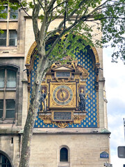The Conciergerie clock on the Tour de l'Horloge (Clock Tower), installed in 1371 on the &Icirc;le de la Cit&eacute; in Paris, is the city's oldest public clock. 