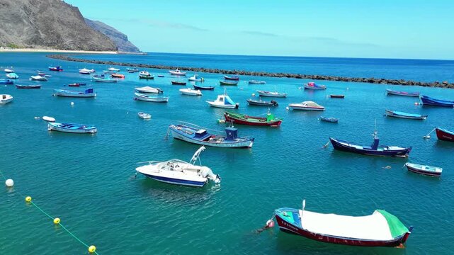 Teneryfa, plaża Las Teresitas, Wyspy Kanaryjskie, Hiszpania- ujęcie z drona, przelot dronem nad łodziami na oceanie atlantyckim w zatoce