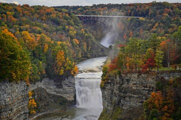 Fototapeta premium Middle Falls from Inspiration Point in Letchworth State Park in New York