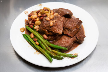 カンガルー肉のステーキと豆