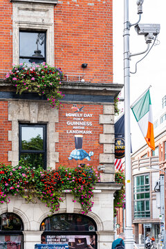 Vintage‑style Guinness mural on the fa&ccedil;ade of an Irish pub, featuring the iconic turtle carrying a pint and the famous Guinness toucan, a classic symbol of Ireland&rsquo;s advertising heritage, Dublin, Irel