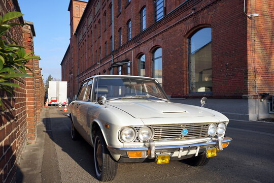 Mazda 1800 Luce Limousine mit Stufenheck in Wei&szlig; aus dem Japan der Sechzigerjahre und Siebzigerjahre am 23.01.2026 in der Klassikstadt im Stadtteil Fechenheim in Frankfurt am Main in Hessen
