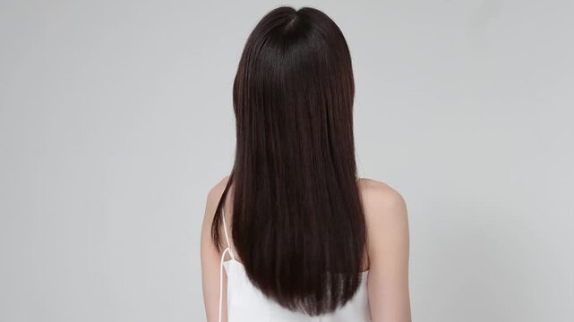 ストレートのロングヘアの日本人女性