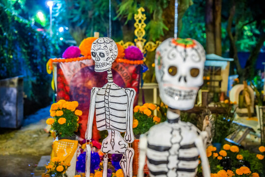 Altares, Ofrendas, calacas y adornos durante la celebraci&oacute;n del D&iacute;a de Muertos en M&eacute;xico.