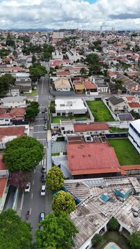 Imagem a&eacute;rea do bairro Vila Oliveira em Mogi das Cruzes destacando resid&ecirc;ncias, ruas organizadas e ocupa&ccedil;&atilde;o urbana t&iacute;pica de cidade do interior paulista.