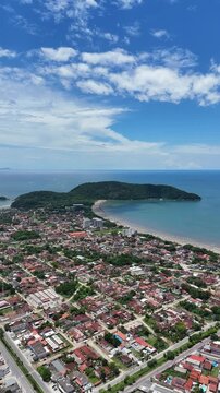 Vista a&eacute;rea da Praia do Indai&aacute;, no litoral de Bertioga, evidenciando a linha da costa, a faixa de areia e a integra&ccedil;&atilde;o entre o mar e a &aacute;rea urbana.