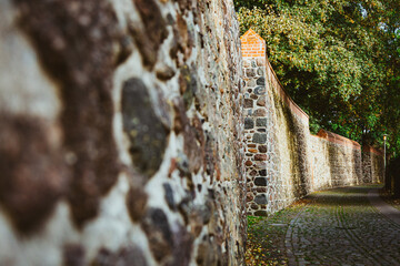 Stadtmauer mit Natursteinen in Neubrandenburg, Stadtbegrenzung, Schutzmauer
