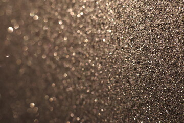 czarna ściana pokryta drobinkami brokatu © Maciej