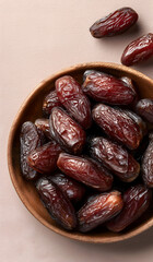 Obraz premium Delicious dates in a wooden bowl