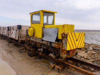Obraz premium A special train with freight cars transports salt mined at the lake.